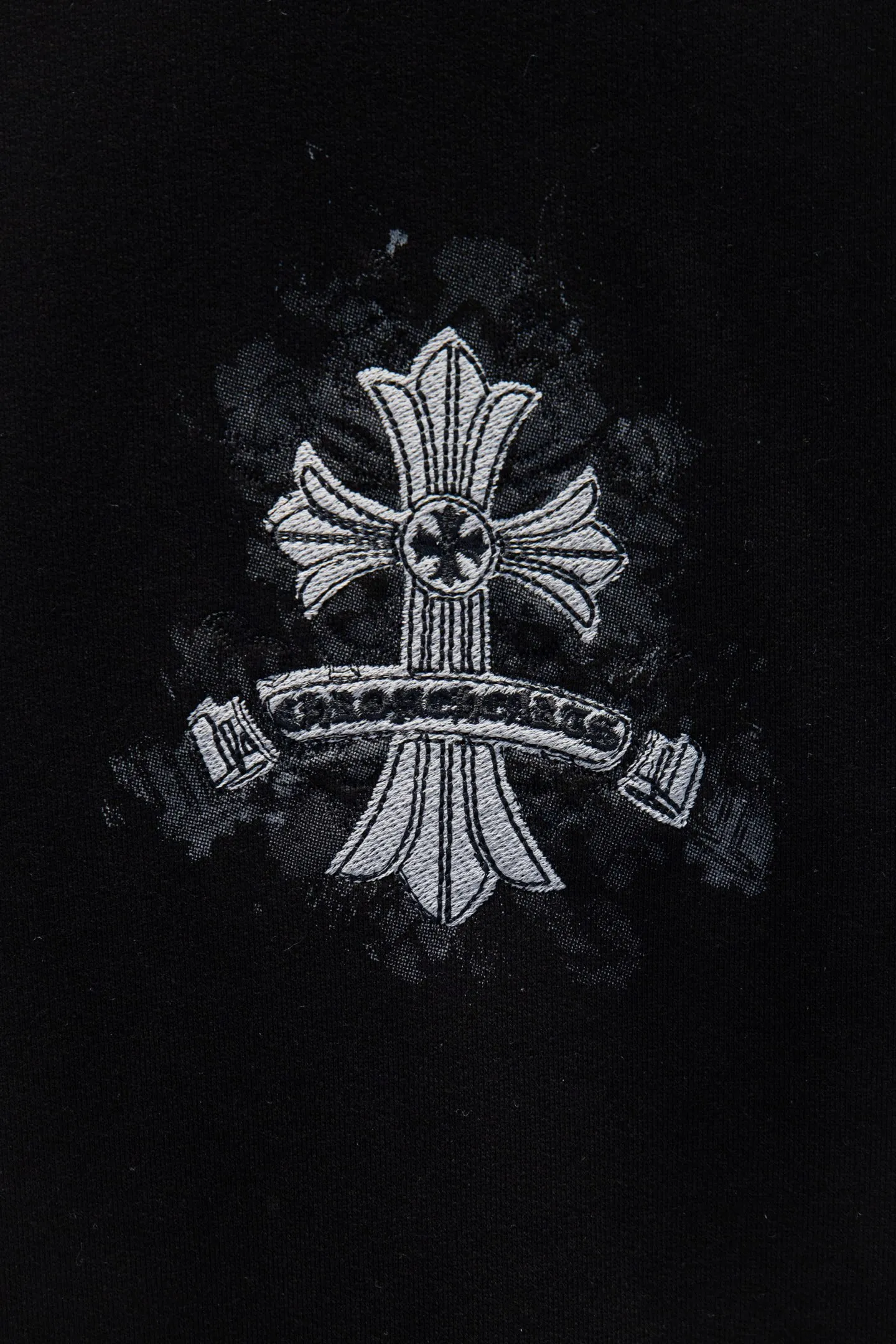 P260 🆕Chrome Hearts new embroidered patch printed sweatshirt. The os version is really charming. Chrome Hearts is really a must-have. Each season's new version is the best. It is very practical and can be worn casually. Nice✔️ - ⚠️100% cotton. Made of custom-dyed terry cotton sweatshirt surface, 420g double-ply double yarn, comfortable to the touch. Made from imported knitting needle carded cotton, the thickness is moderate, drapey and contoured, making the upper body comfortable! ! It is very tolerant for fat body types and can instantly slim down by five inches when put on. The back panel #embroidery adopts imported Tajima high-density heavy industry embroidery technology. The fonts are three-dimensional and full. The front panel is made of direct-injection digital printing environmentally friendly glue material and mechanized printing process. Mechanical printing has high precision, the positioning accuracy can reach ±0.02mm, and the quality is stable.  The neck strap is made of pure cotton and is one piece. It has no color difference and will not deform. In the past two years, the oversize version has become the focus of the trend and has been a popular staple in the past two years. The change of designers has made this brand an instant hit. The progressive fashion of the times also needs the blood impact of fresh elements and trendy designs in order to continue its glory! It’s stylish both inside and outside, a must-have for high street travel! An absolute "eye-catching style" that can match couples 💏 Color: Black Size: S M L XL